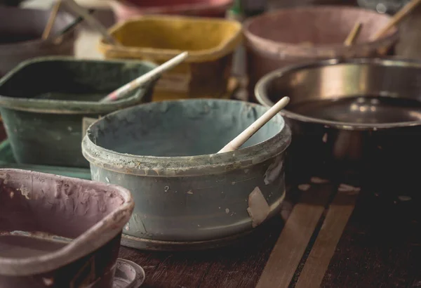 Pots Avec Peintures Acryliques Dans Atelier — Photo