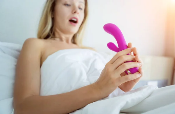 Ung Sexig Kvinna Sängen Håller Sina Händer Sexleksak För Vuxna — Stockfoto