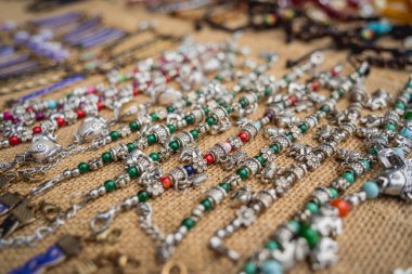 El işi hediyelik eşya dükkanından bir sürü renkli bilezik..