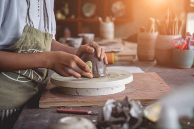 Kil ürünleri üzerine büyük atölye çalışması..