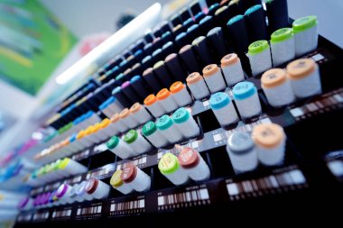 Çeşitli renkte kalem kümelerinin arkaplanı.