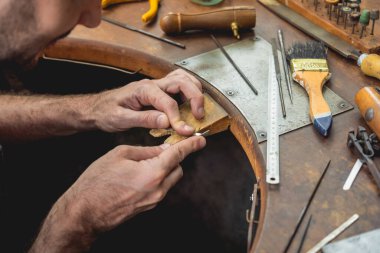 El yapımı mücevher imalatı için büyük bir atölyede yüksek lisans..
