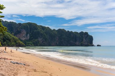 KRABI, THAILAND - 09 Ekim 2022 Ao Nang Plajı.