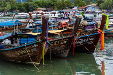 KRABI, THAILAND - 09 Ekim 2022: Okyanus sahilinde geleneksel Tayland tekneleri