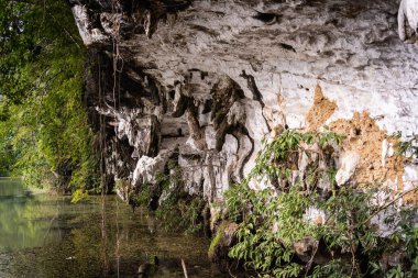 Girişin yanında büyük, karanlık bir mağara..