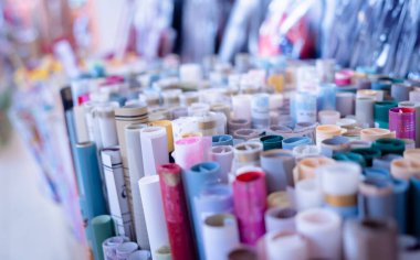 Çeşitli renkli ambalaj kağıdı setinin arkaplanı.