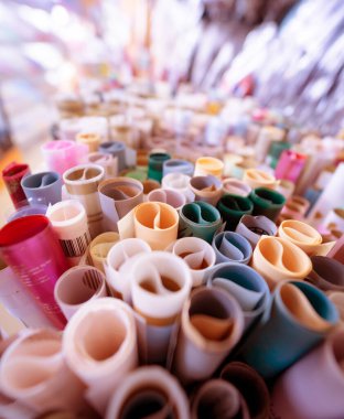 Çeşitli renkli ambalaj kağıdı setinin arkaplanı.