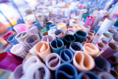 Çeşitli renkli ambalaj kağıdı setinin arkaplanı.