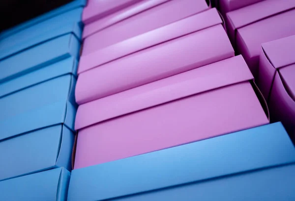 ギフトショップのカラー段ボール箱のスタック — ストック写真