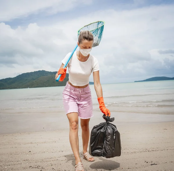 Female Ecologist Volunteer Cleans Beach Seashore Plastic Other Waste — ストック写真