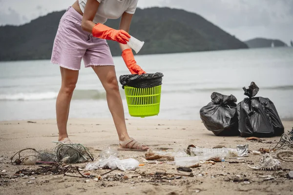 Una Voluntaria Ecologista Limpia Playa Orilla Del Mar Plástico Otros —  Fotos de Stock