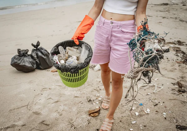 Female Ecologist Volunteer Cleans Beach Seashore Plastic Other Waste — Stockfoto
