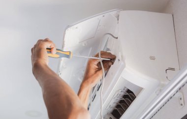 Teknisyen elektrikli ev kliması içeride.
