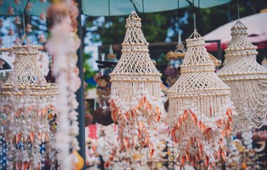 Farklı deniz kabuklarıyla süslenmiş el yapımı bir hatıra..