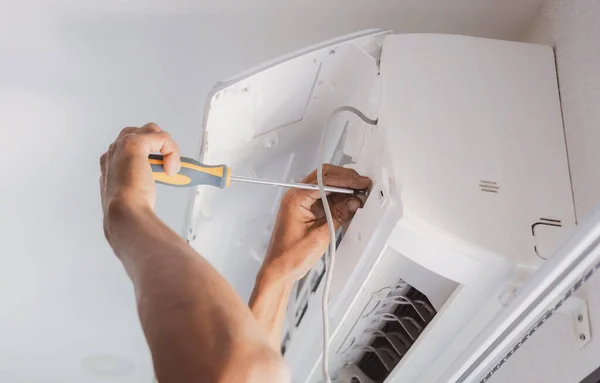 Techniker Elektrische Reinigung Hause Klimaanlage Drinnen — Stockfoto