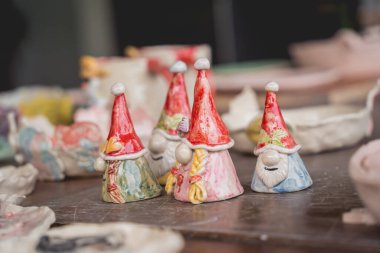 Atölyedeki masada seramik oyuncaklar.