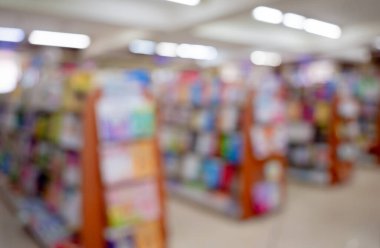 Kitapçının arka planında raflarda farklı kitaplar var..