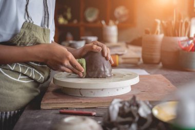 Kil ürünleri üzerine büyük atölye çalışması..