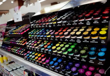 Çok çeşitli renkli boya setlerinin arkaplanı.