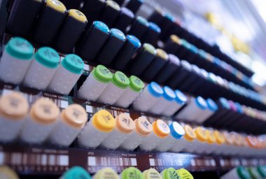 Çeşitli renkte kalem kümelerinin arkaplanı.