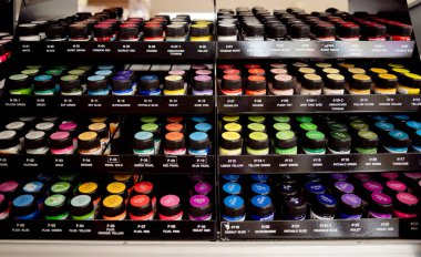 Çok çeşitli renkli boya setlerinin arkaplanı.