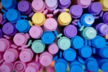 Çeşitli renkte kalem kümelerinin arkaplanı.