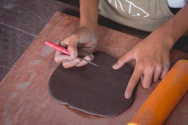 Kil ürünleri üzerine büyük atölye çalışması..