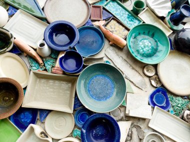 Duvarda mavi ve beyaz seramik tabaklar