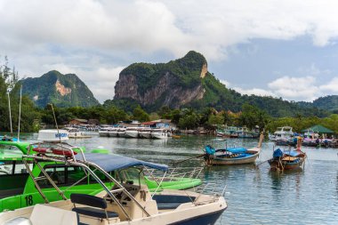 KRABI, THAILAND - 09 Ekim 2022: Okyanus sahilinde geleneksel Tayland tekneleri