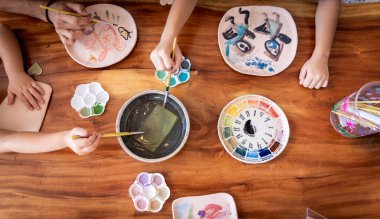 Küçük kızlar atölyede boyama yüksek sınıfında.