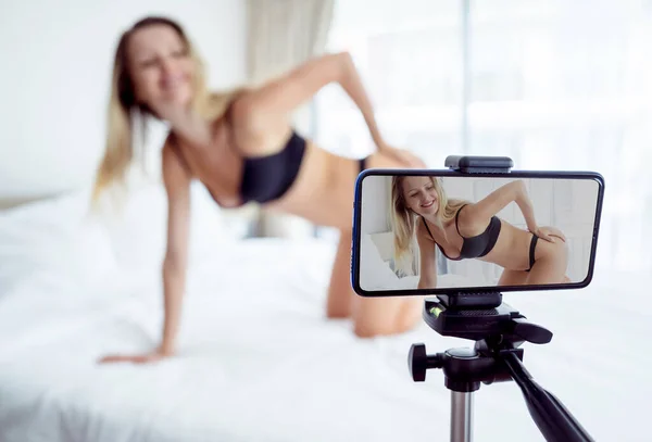 Jong Sexy Vrouw Poseren Voorzijde Van Camera Werken Als Webcam — Stockfoto