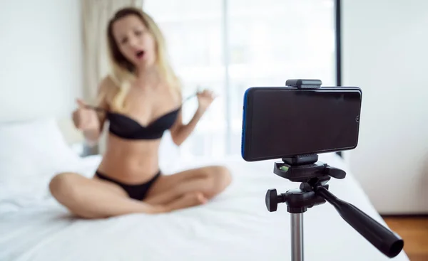 Jeune Femme Sexy Posant Devant Caméra Travaillant Comme Modèle Webcam — Photo