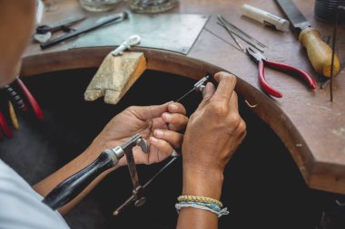 El yapımı mücevher imalatı için büyük bir atölyede yüksek lisans..