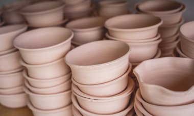 Atölyedeki masada seramik tabaklar..