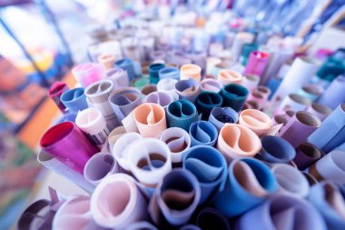 Çeşitli renkli ambalaj kağıdı setinin arkaplanı.