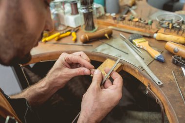 El yapımı mücevher imalatı için büyük bir atölyede yüksek lisans..