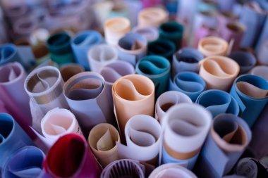 Çeşitli renkli ambalaj kağıdı setinin arkaplanı.