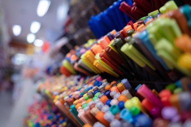 Çeşitli renkte kalem kümelerinin arkaplanı.