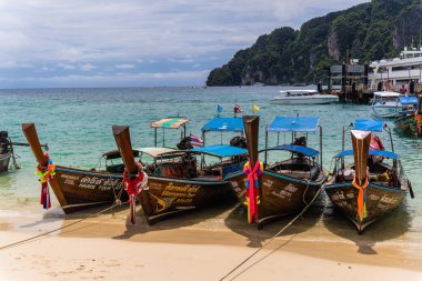 KRABI, THAILAND - 09 Ekim 2022: Okyanus sahilinde geleneksel Tayland tekneleri