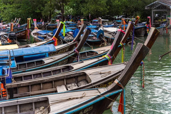 Краби Тайланд Октября 2022 Традиционные Тайские Лодки Берегу Океана — стоковое фото