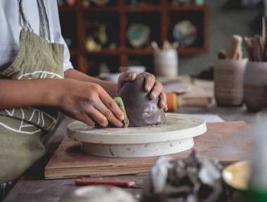 Kil ürünleri üzerine büyük atölye çalışması..