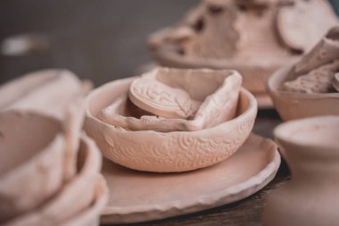 Atölyedeki masada seramik oyuncaklar.