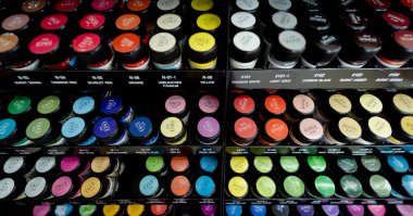 Çok çeşitli renkli boya setlerinin arkaplanı.