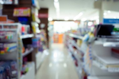 Kitapçının arka planında raflarda farklı kitaplar var..