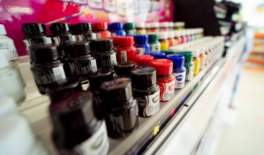 Çok çeşitli renkli boya setlerinin arkaplanı.