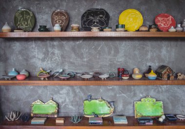 Raflardaki seramik oyuncaklar atölyede satılık..