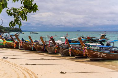 KRABI, THAILAND - 09 Ekim 2022: Okyanus sahilinde geleneksel Tayland tekneleri