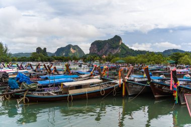 KRABI, THAILAND - 09 Ekim 2022: Okyanus sahilinde geleneksel Tayland tekneleri