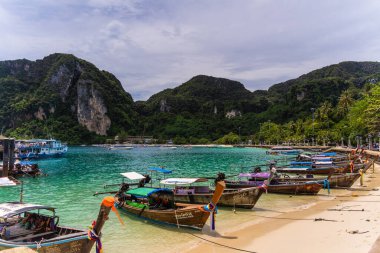 KRABI, THAILAND - 09 Ekim 2022: Okyanus sahilinde geleneksel Tayland tekneleri