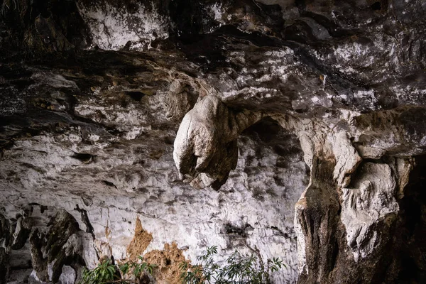 Grande Caverna Pedra Escura Dentro Perto Entrada — Fotografia de Stock